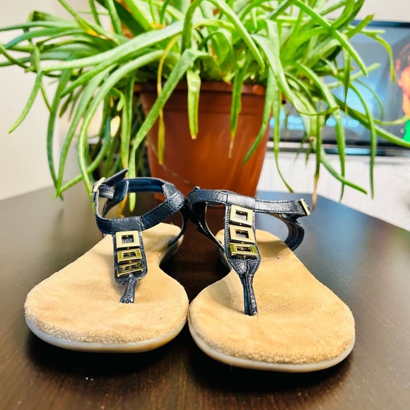 Aerosoles Navy Thong Sandals with Gold Detailing | Size 6.5 - Picture 6 of 13